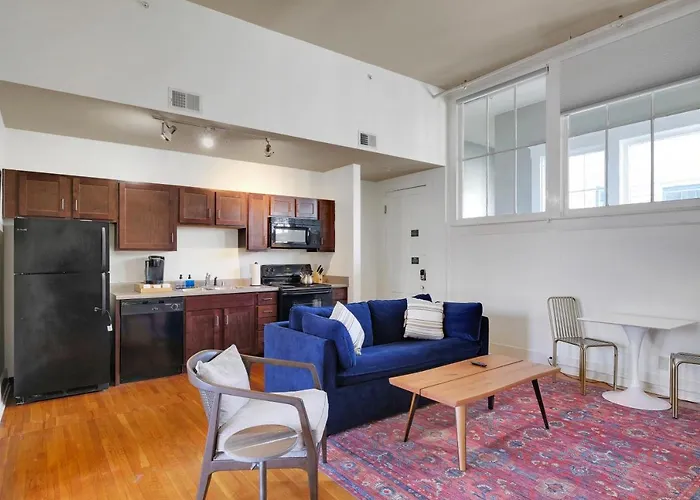 Apartment With King Bed In Downtown Louisville